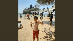 Pose Latar Belakang Pura di Pantai Balekambang Malang